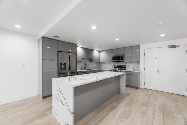 Building Photo - 1118 3rd St