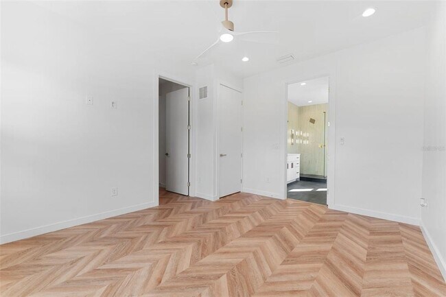 Building Photo - 102 W Adalee St