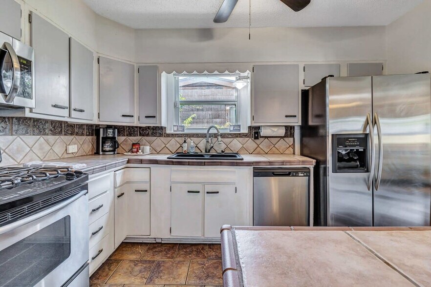 Building Photo - 1743 W Huisache Ave
