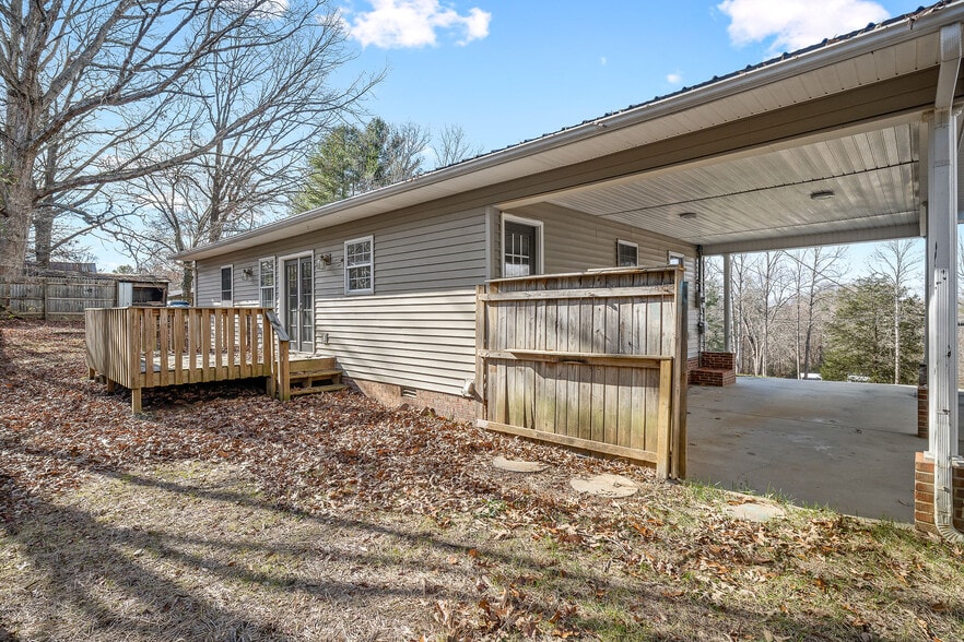 Building Photo - 2143 Wildwood Rd