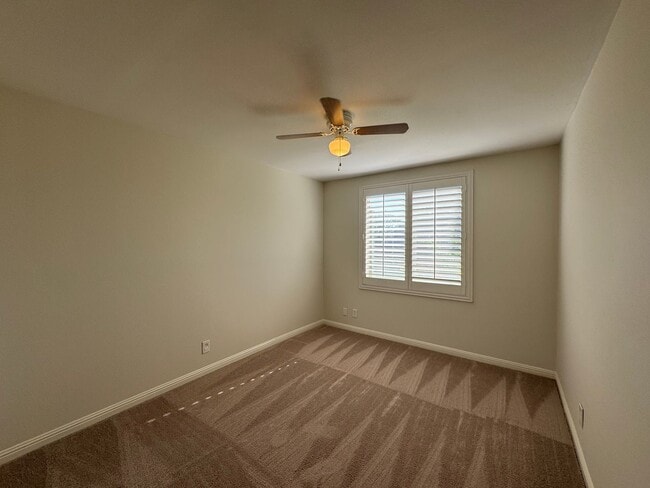 Building Photo - Charming 3Bd/2.5Ba w/Private Yard and New ...