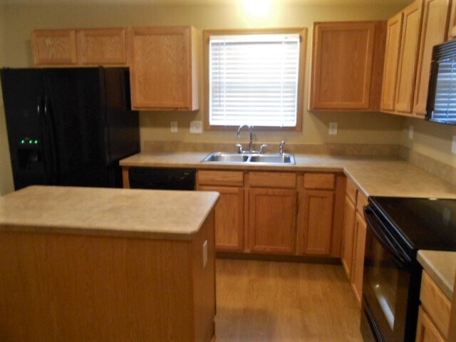 Building Photo - 2271 Landcrest Dr