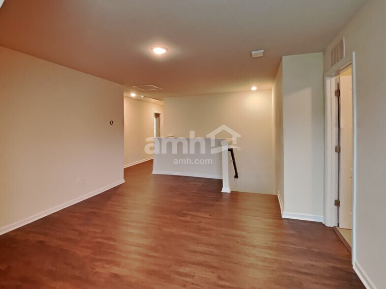 Building Photo - 128 Eden Ave