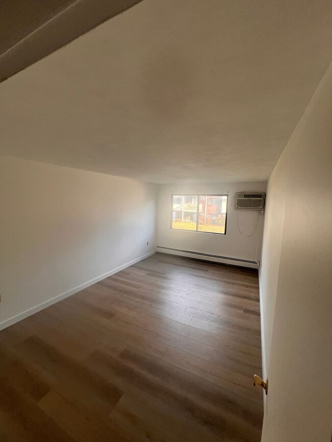 Building Photo - Beautifully Remodeled 3 bedroom Condo in H...