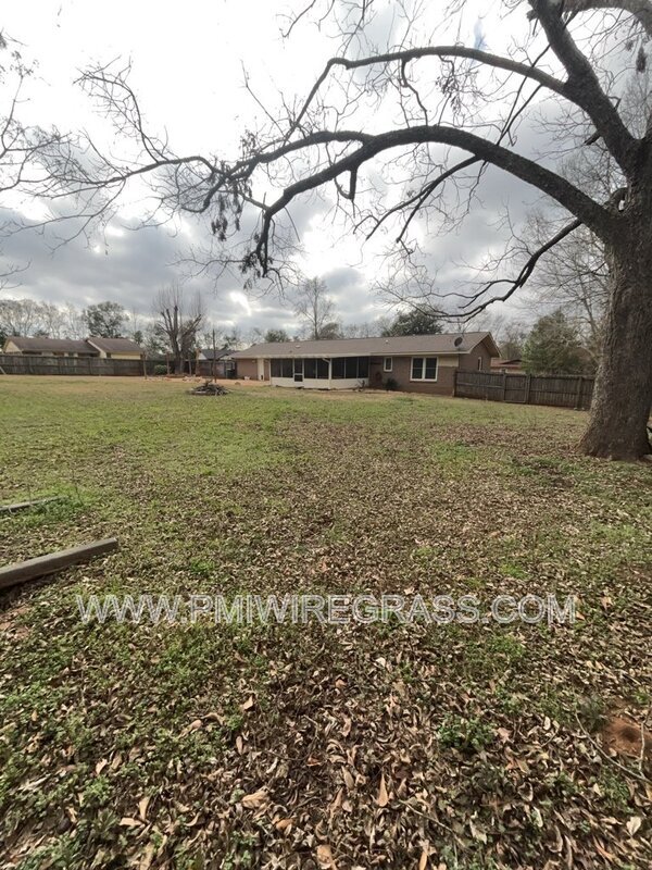Building Photo - 202 Pondella Dr