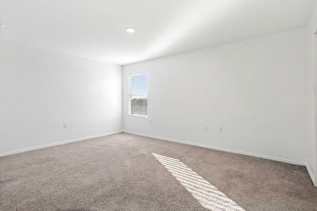 Building Photo - Southside gem! 4 bedrooms, loft, open floor plan less than 10 miles from the Toyota plant