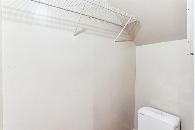 Building Photo - Lovely 2br/1bth ground level condo, close ...