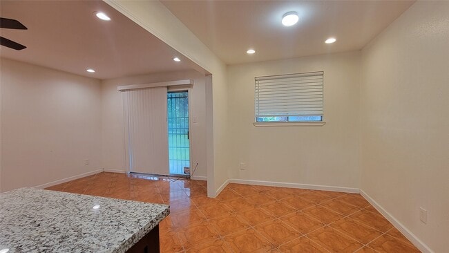 Building Photo - 12407 Russ Dr