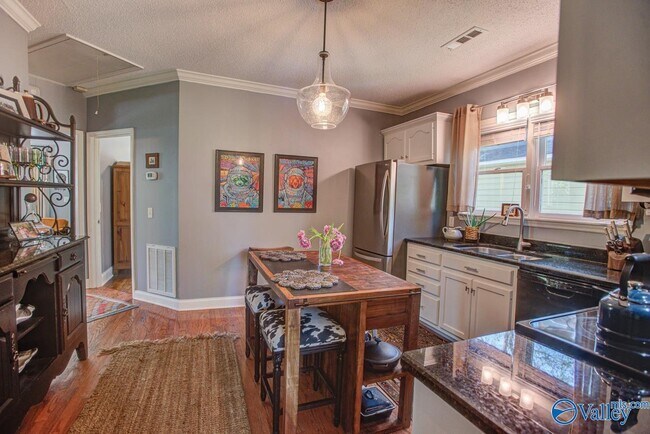 Building Photo - 1605 McCullough Ave NE