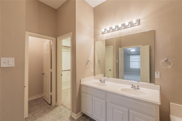 Building Photo - 7801 Quiet Waters Dr