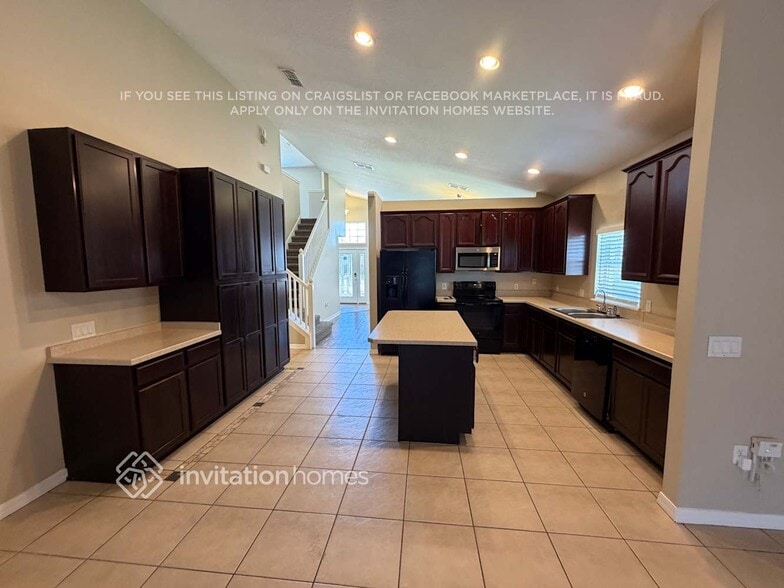 Building Photo - 1129 Hacienda Cir