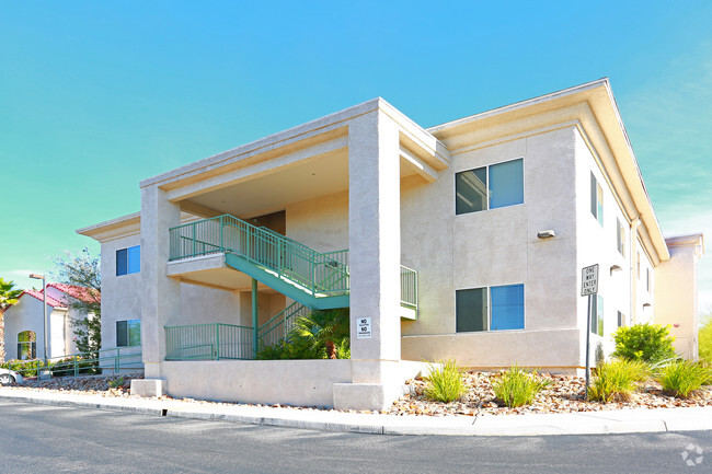 Building Photo - Strauss Manor on Pantano