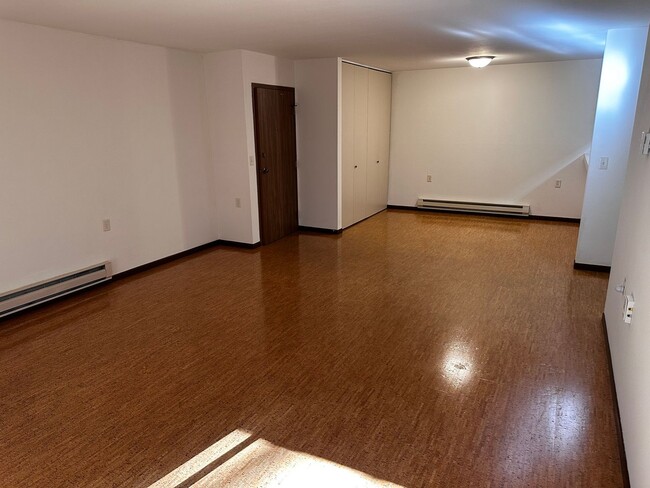 Building Photo - Spacious 2 bed 1.5 bathroom Condominium