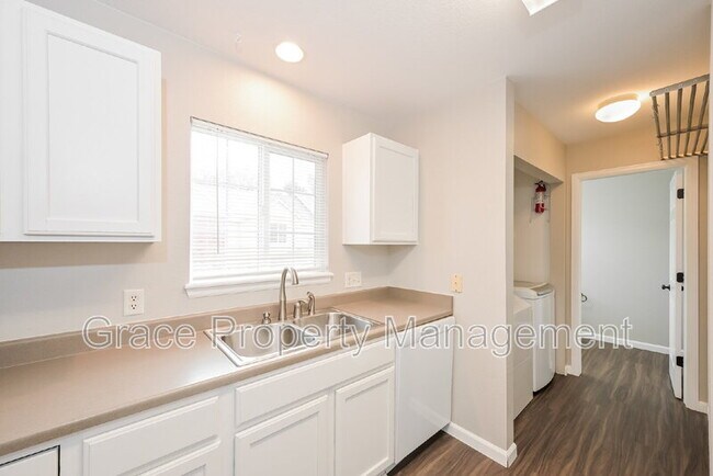 Building Photo - 1495 Red Cliff Way