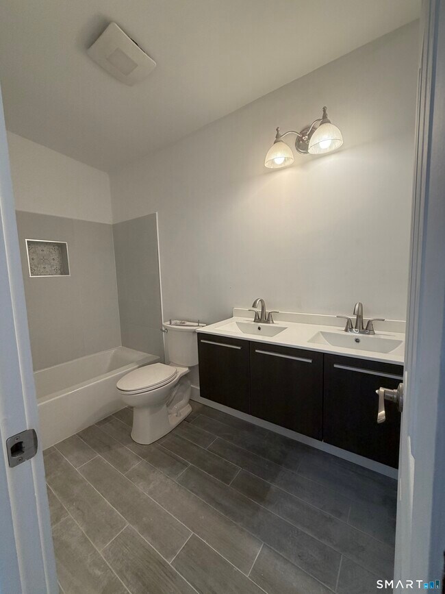 Building Photo - 410 Old Tolland Turnpike