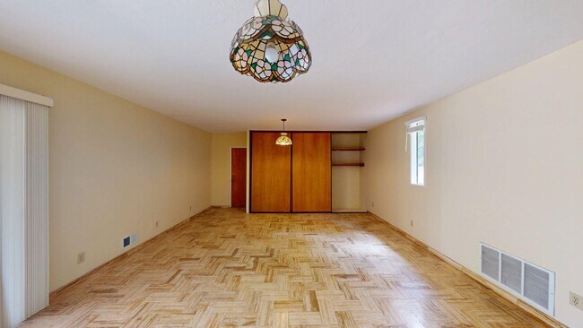 Building Photo - Newly Remodeled Spacious 4-Bed Home Availa...