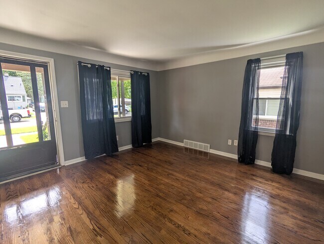 Front Room - 18407 Lennane