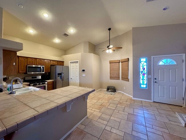 Building Photo - Don't miss this beutiful home with a  pool and mountain views