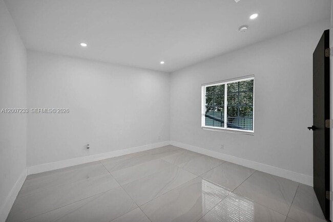 Building Photo - 570 NW 48th St