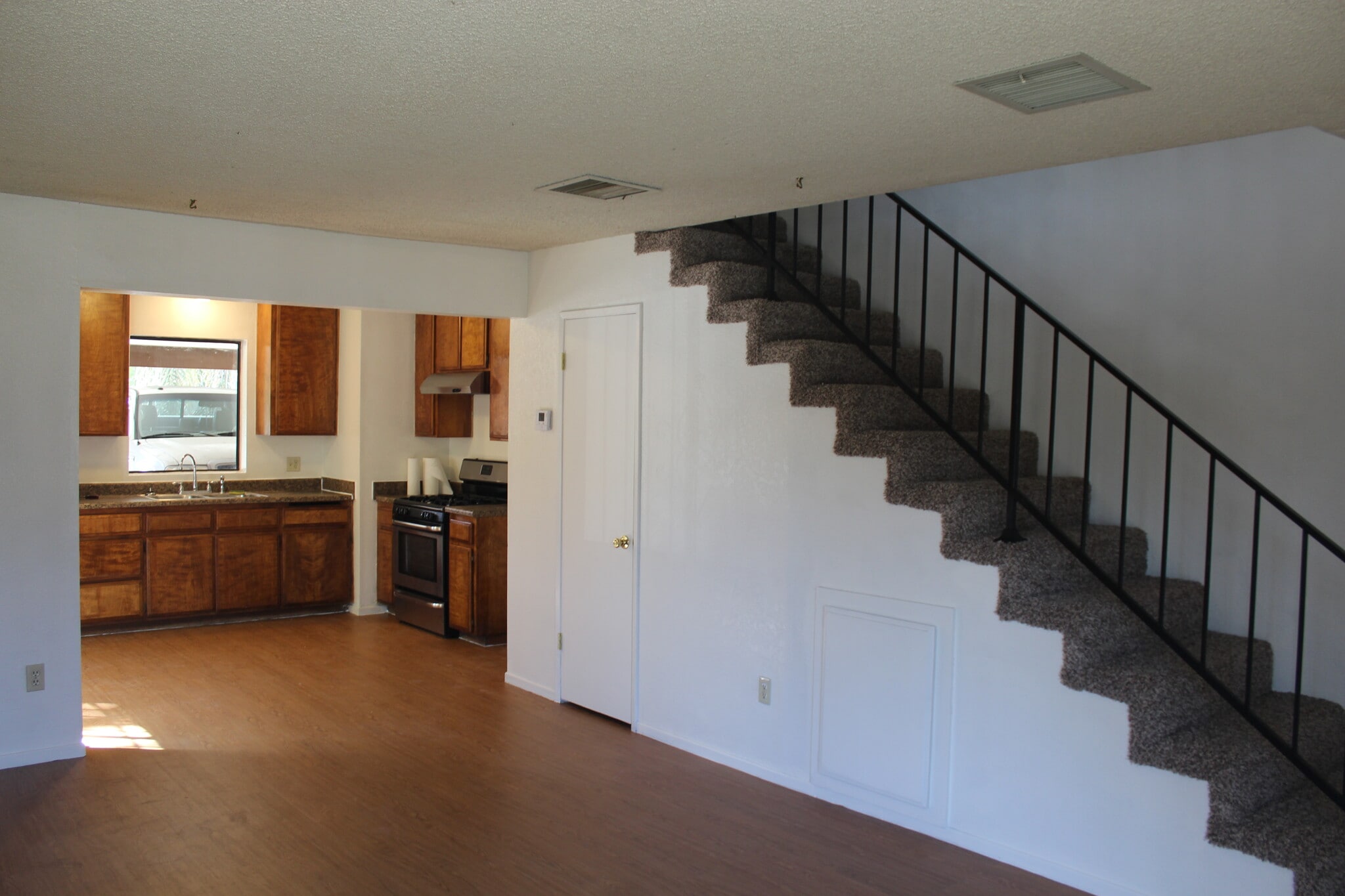 Building Photo - 1960 W Linden St