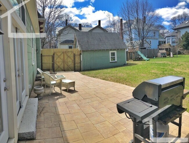 Building Photo - Huge 4+ bed unit with 2000+sf of space, pr...