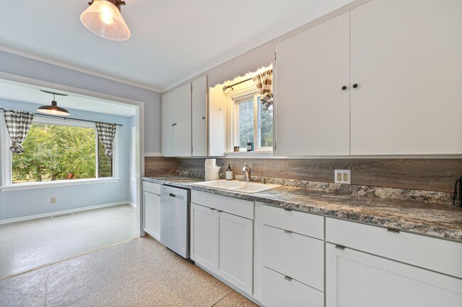 Building Photo - Eastside rambler with A/C, 2 bed 1 bath. Olympia School District.