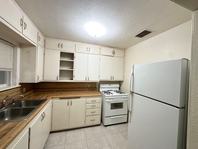 Building Photo - 3 Bedroom 2 Bathroom Ready to Rent!