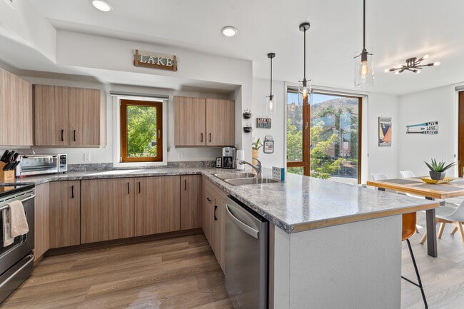 Building Photo - 2220 W Woodin Ave