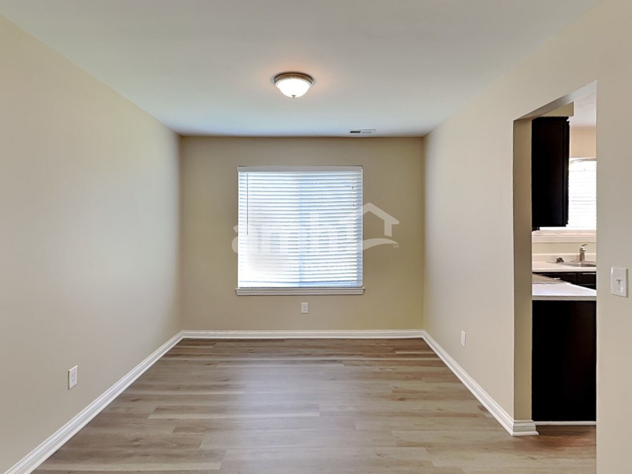 Building Photo - 8428 Stratford Ct