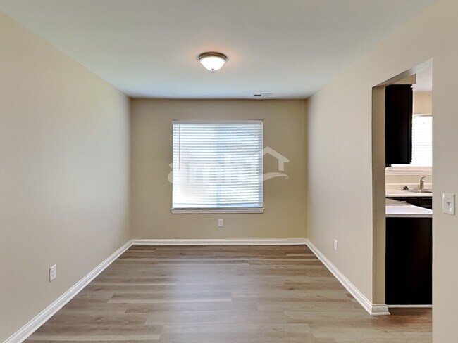 Building Photo - 8428 Stratford Ct