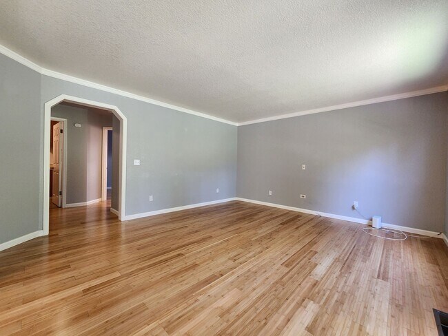 Building Photo - Spacious 4 Bed / 3 Bath Windsor Home