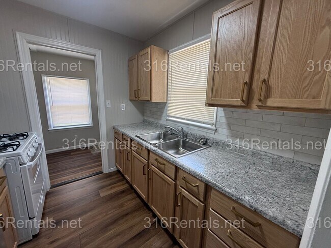 Building Photo - $1345 - 4 bed 1 bath - Single Family Home