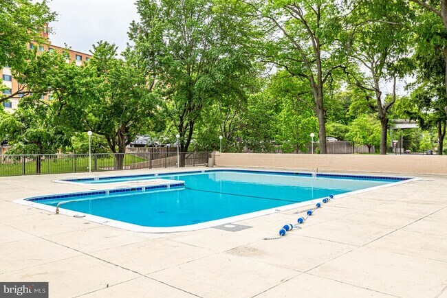 Building Photo - 1300 Army Navy Dr