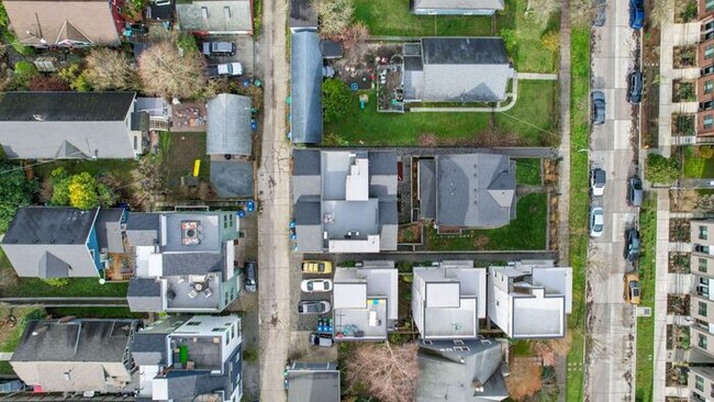 Building Photo - Stunning Modern Air-Conditioned Townhome in Coveted Whittier Heights