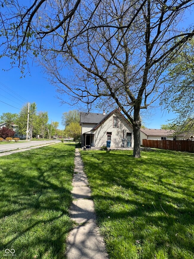 Building Photo - 133 N Muessing St