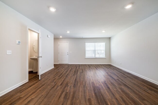 Building Photo - 3 Bed 2.5 Bath MODERN TOWNHOMES Conveniently located near I-95