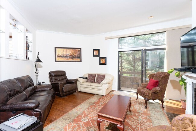 Building Photo - Stunning 4 Bedroom 3 and a Half Bath Bethe...
