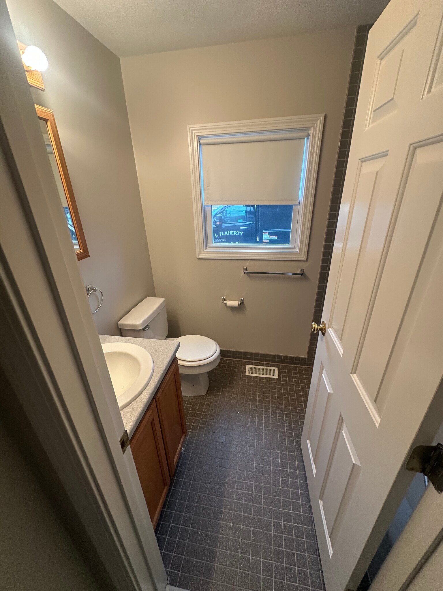 Building Photo - 846 Main St