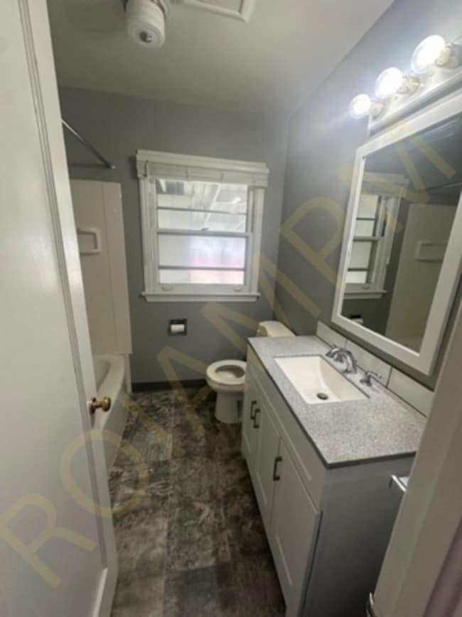 Building Photo - 3 Bed / 2 Bath Home – Fenced Yard & Garage