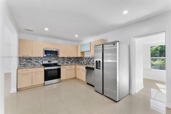 Building Photo - 300 SW 11th Ct