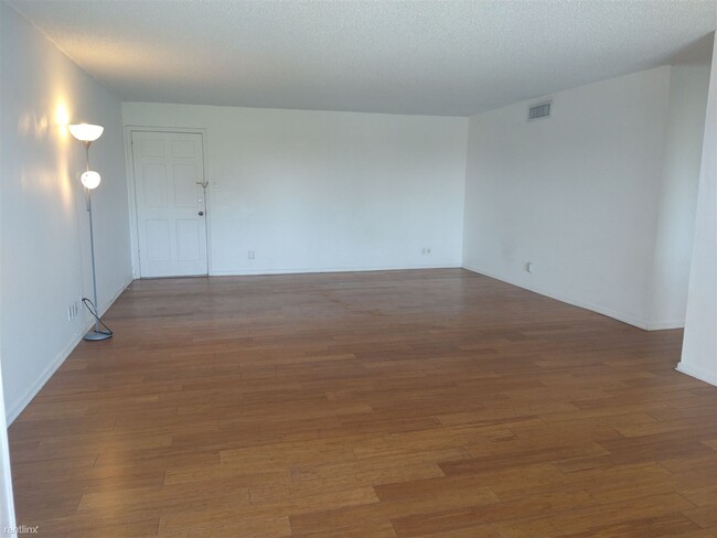 Building Photo - 2 br, 2 bath Condo - 8401 North New Braunf...