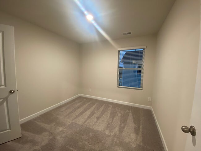Building Photo - Room in Townhome on Memorial Pkwy