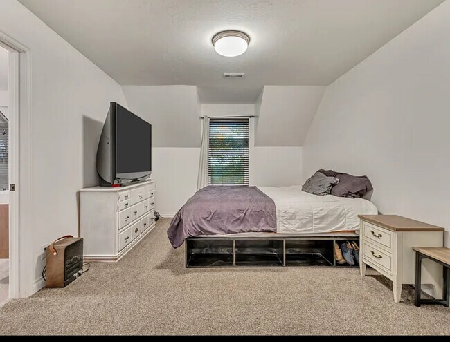 Building Photo - 1343 S 200 E