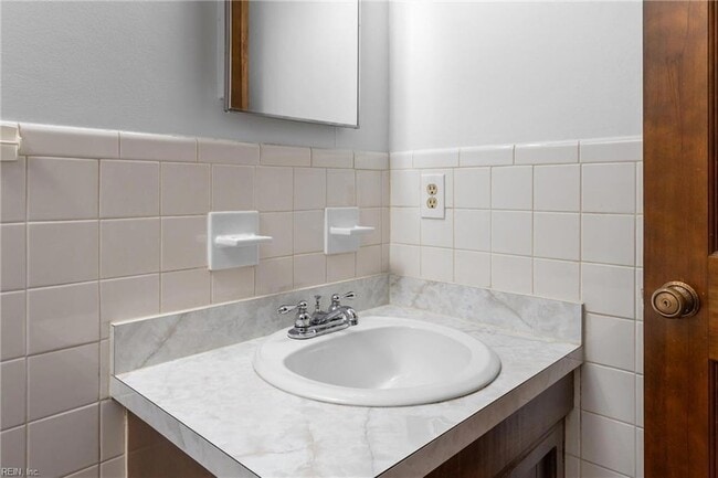 Building Photo - 703 Sir Walter Cir