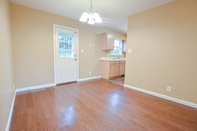Building Photo - Pet Friendly Three Bedroon!