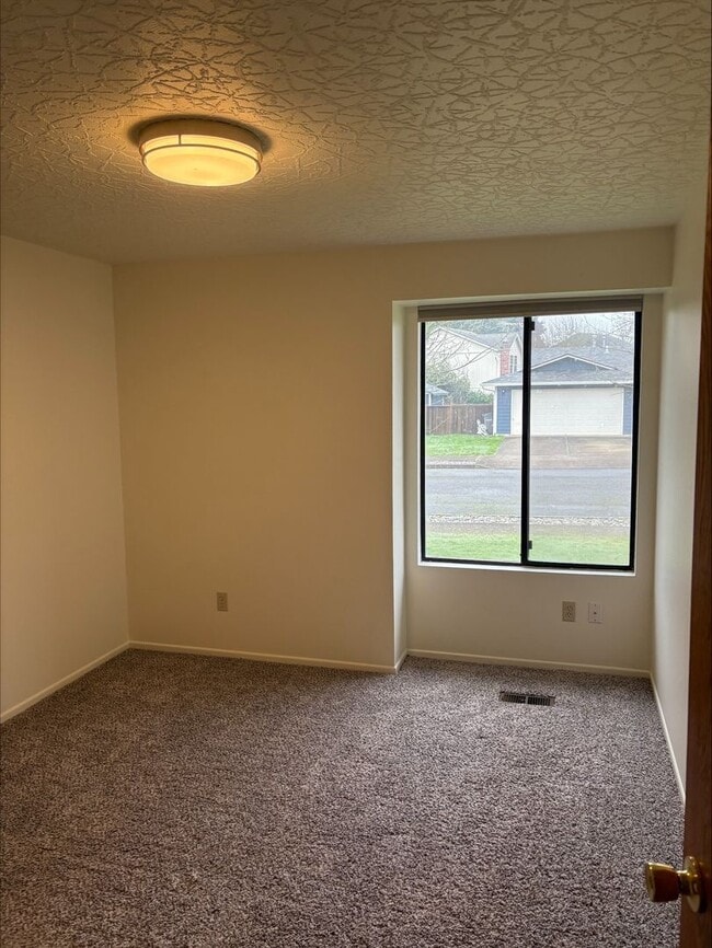 Building Photo - Felida 4 Bedroom with ADA bathroom