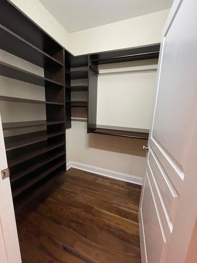 Building Photo - Upscale Condo In Park West