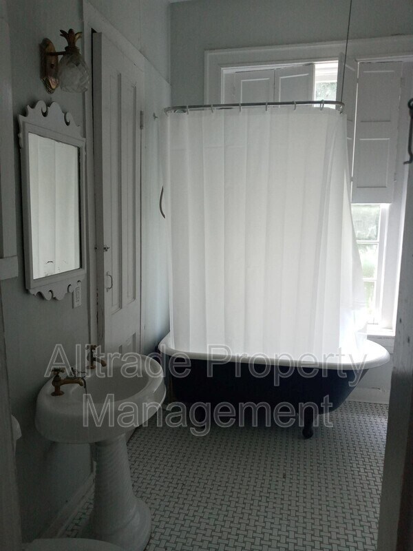 Building Photo - 422 Belgravia Ct