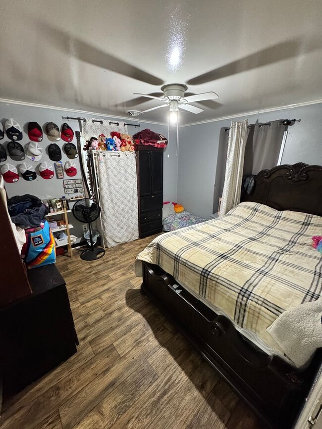 Building Photo - Cozy 3 bed 1 bath w Central HVAC