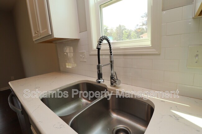 Building Photo - 84 Fairview St